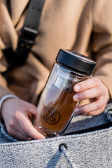 Premium Teeflasche mit Edelstahl Teesieb - handlich - Zeitsparend - 380ml - SCHWARZ